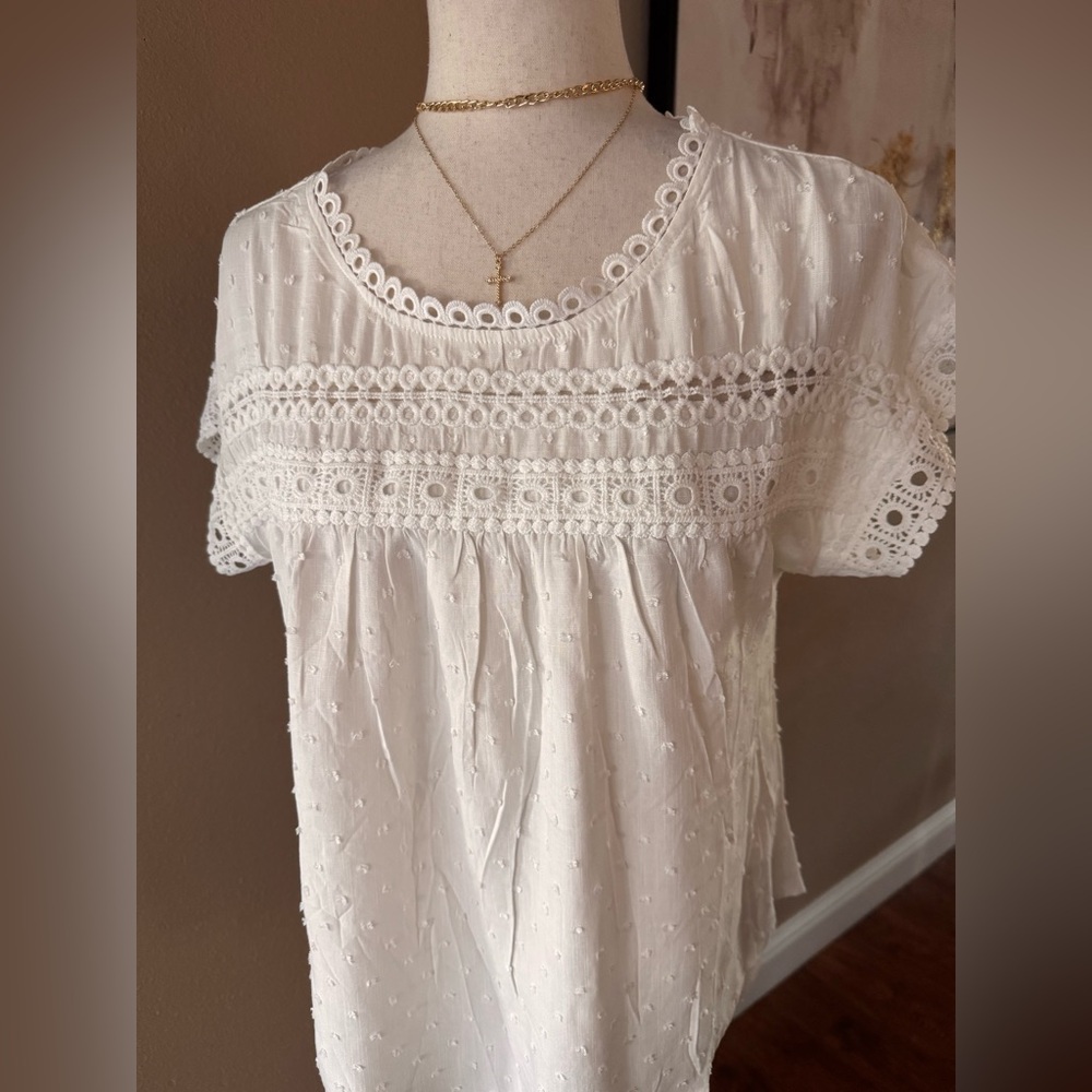 Gorgeous dot print peasant boho blouse with back button detail - Picture 6 of 8